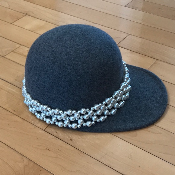 NWOT “bits and pieces to go” gray wool hat with pearl trim - Picture 2 of 6